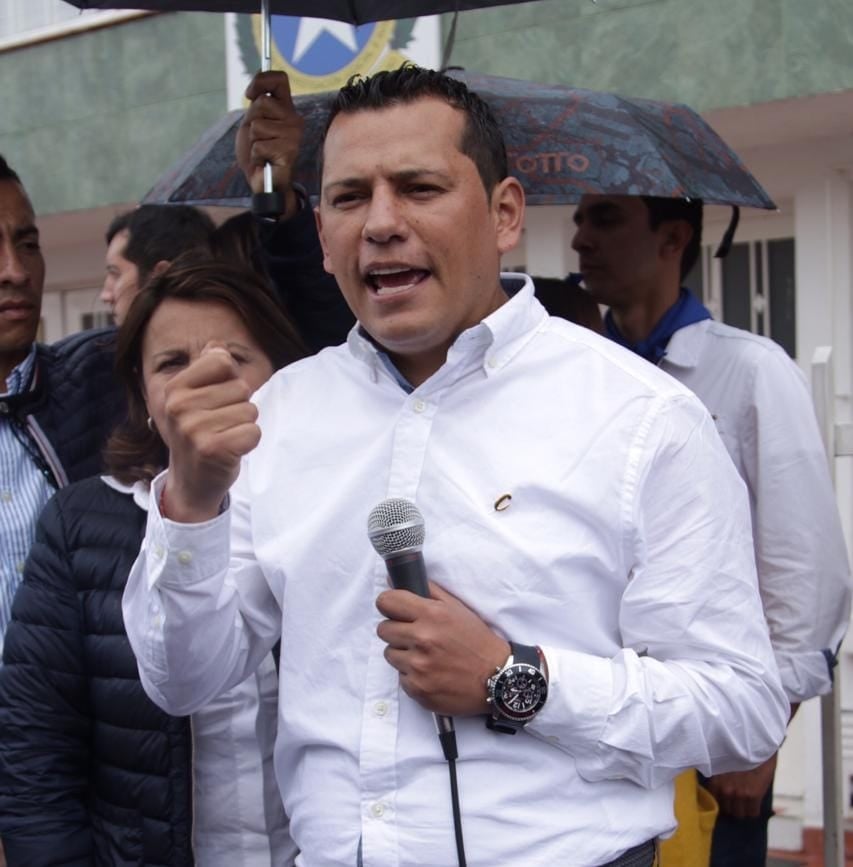 Mediante un comunicado el Alcalde de Chía, confirmó que la prueba Covid había salido positiva, razón por la que permanecerá trabajando en aislamiento